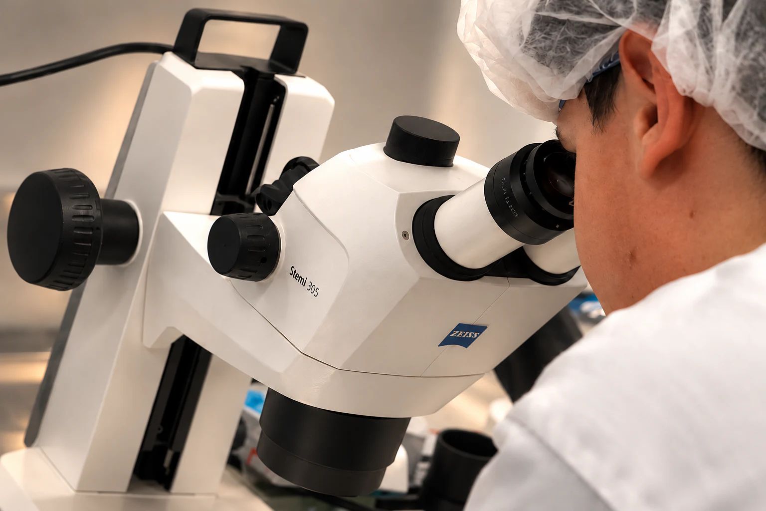Científico trabajando con un microscopio